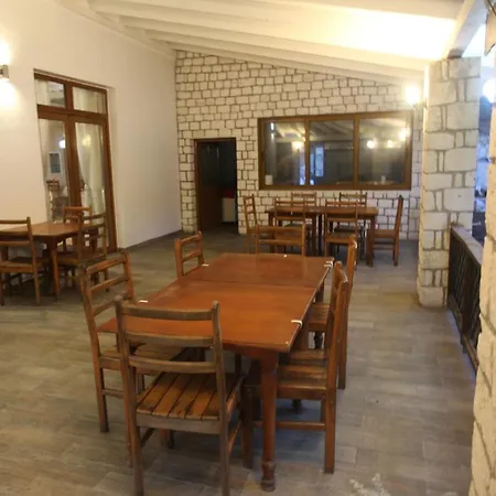 Bujtina Uji I Panjes, Log Hotel