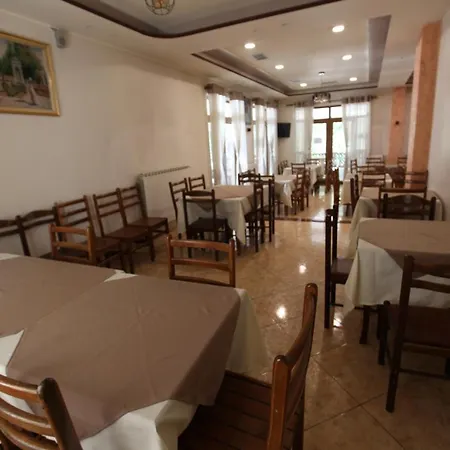 Bujtina Uji I Panjes, Log Hotel *