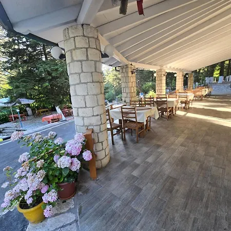 Bujtina Uji I Panjes, Llogara Hotel Dukat