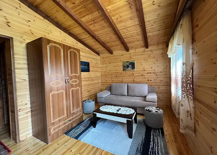 Bujtina Uji I Panjes, Llogara Szálloda