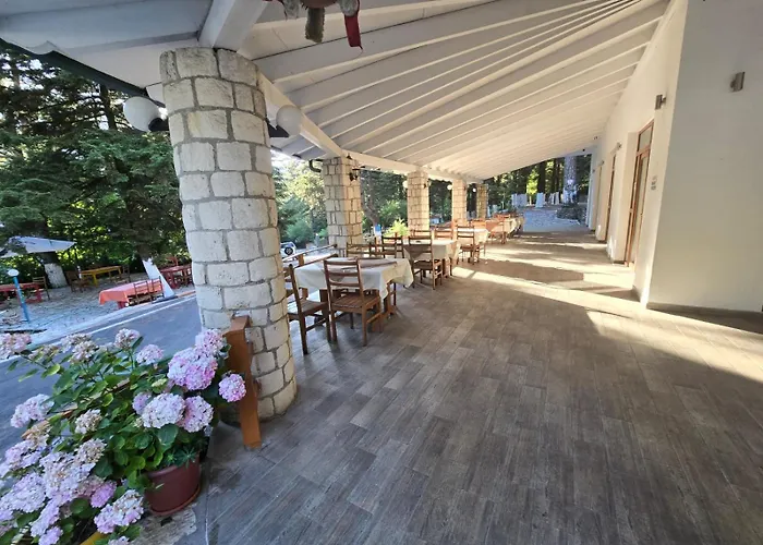 Bujtina Uji I Panjes, Llogara Szálloda *