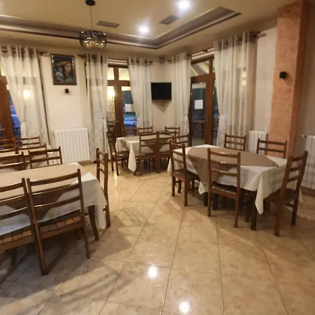 Bujtina Uji I Panjes, Log Hotel