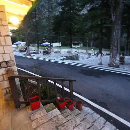Bujtina Uji I Panjes, Log Hotel Dukat