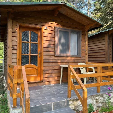 Hotel Bujtina Uji I Panjes, Log *