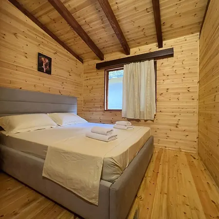 Bujtina Uji I Panjes, Log Hotel