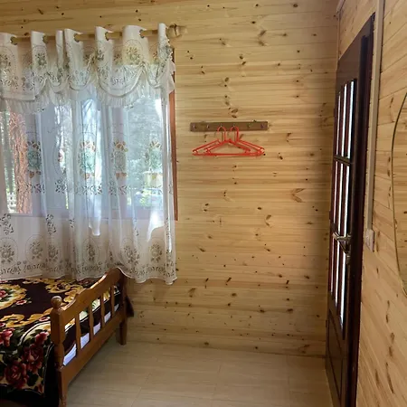 Bujtina Uji I Panjes, Log *